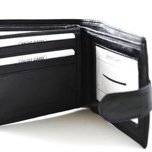 Men’s Wallet with Snap Closure